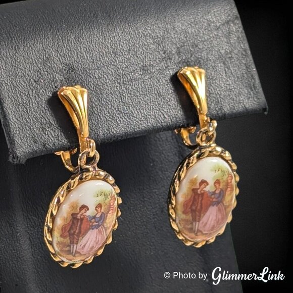 VTG Oval Porcelain Fragonard Courting Couple Cameo Gold Tone Clip On Earrings - Picture 2 of 8